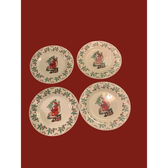 4 GIBSON HOUSEWARES 7 5/8" Salad Plates With Santa In Center & Holly On Edge - Picture 9 of 9